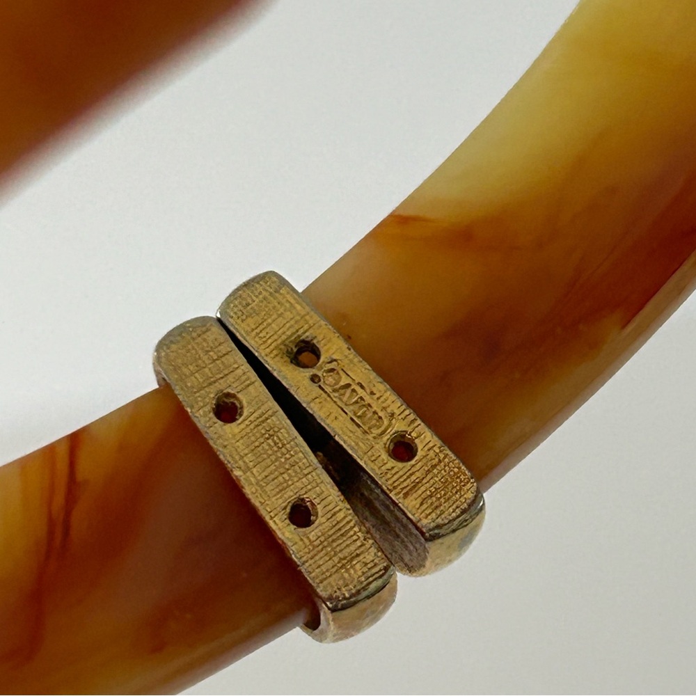 Avon (1981) Vintage Peach/Amber Marbled Bangle Hinged Cuff Bracelet - Picture 6 of 13